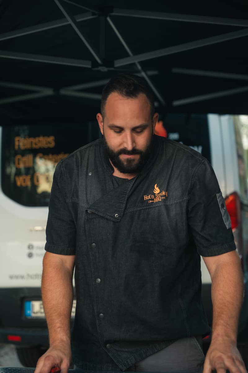 Tobias Rohde im Hot’n Smokey-Shirt vor dem Foodtruck