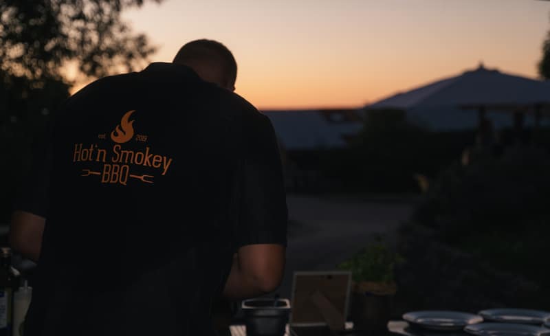 Grillmeister im Hot’n Smokey-Shirt bei Sonnenuntergang