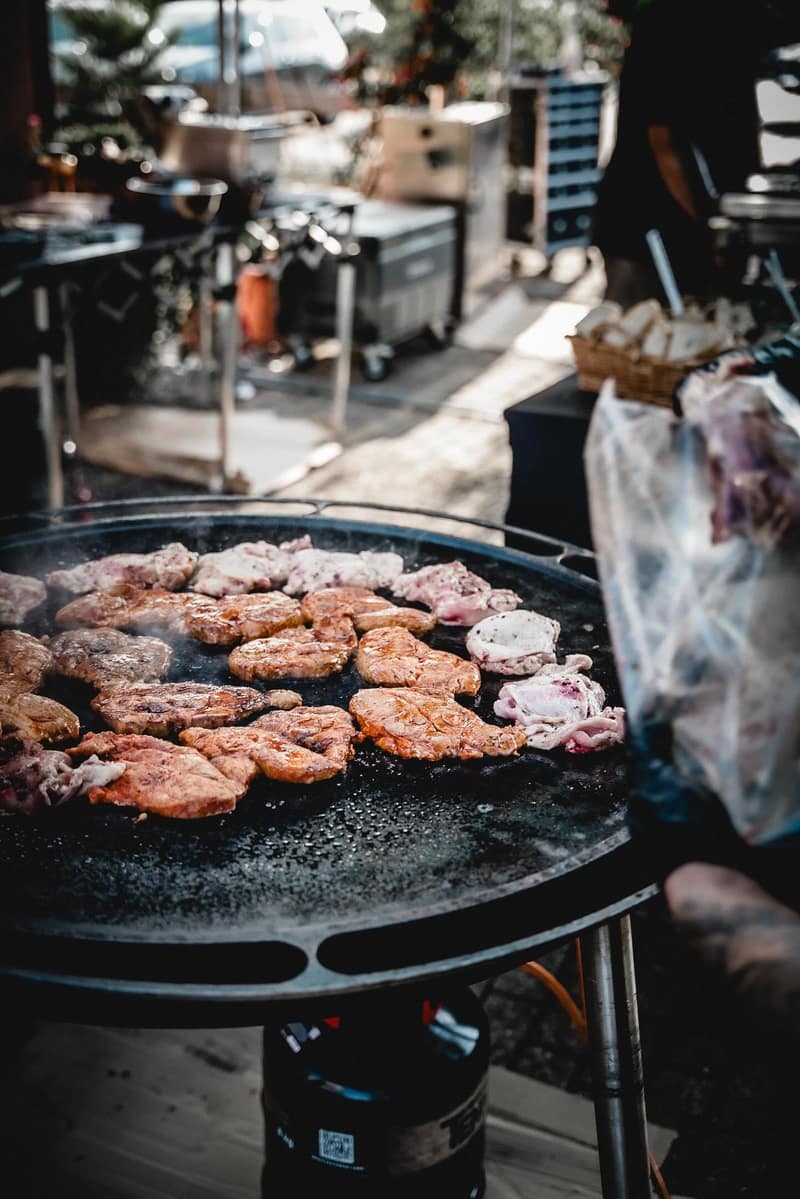 Fleisch auf der großen Feuerplatte unter dem Pavillon