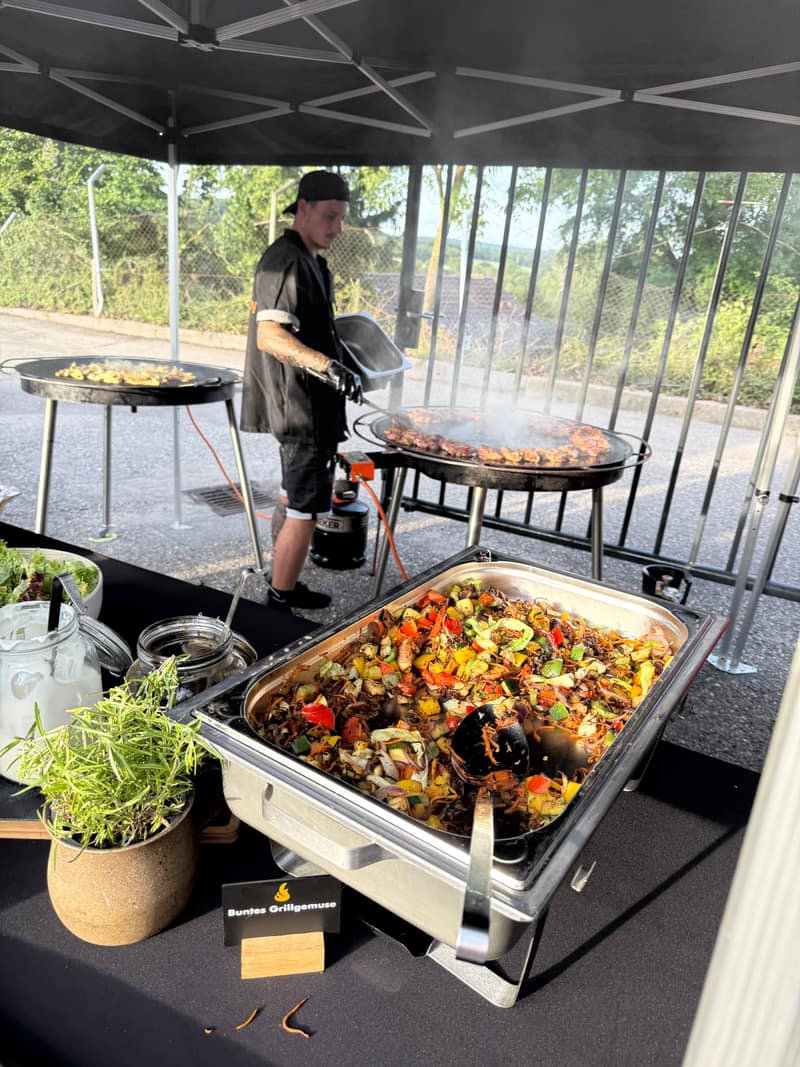Buffetstation mit Chafing Dish, dahinter die Feuerplatte