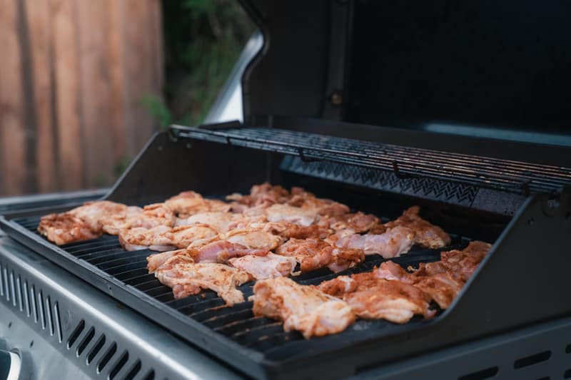 Marinierte Hähnchenstücke auf dem Grillrost