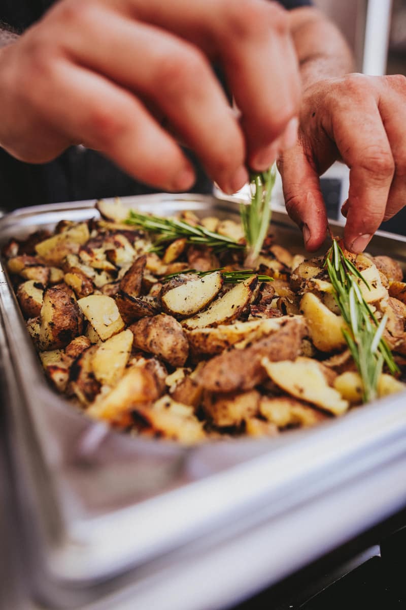 Ofenkartoffeln werden mit frischen Kräutern bestreut