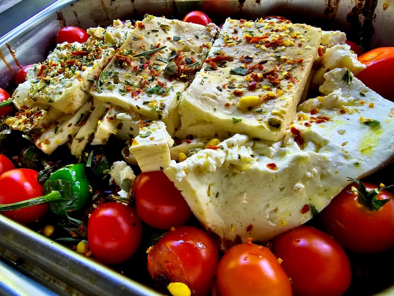 Gegrillter Feta mit Kirschtomaten und Peperoni