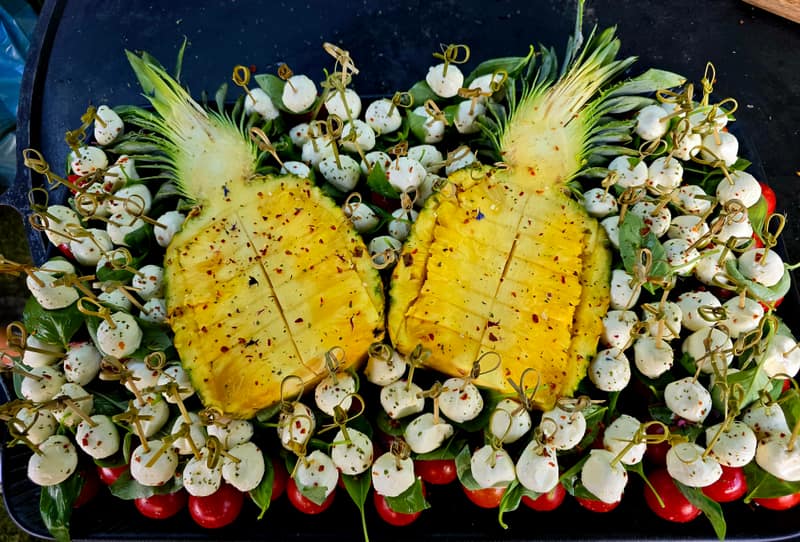 Ananas mit Mozzarella-Tomaten-Spießen als Fingerfood