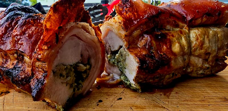 Aufgeschnittener, gefüllter Rollbraten mit Kruste