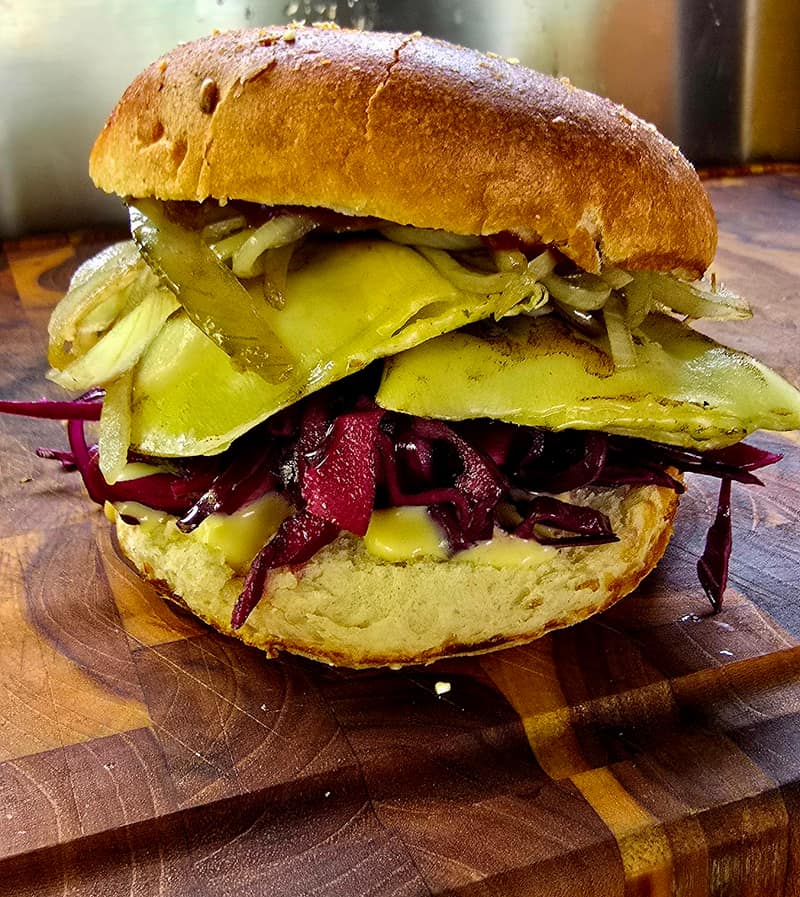 Burger mit Rotkraut und geschmolzenem Käse