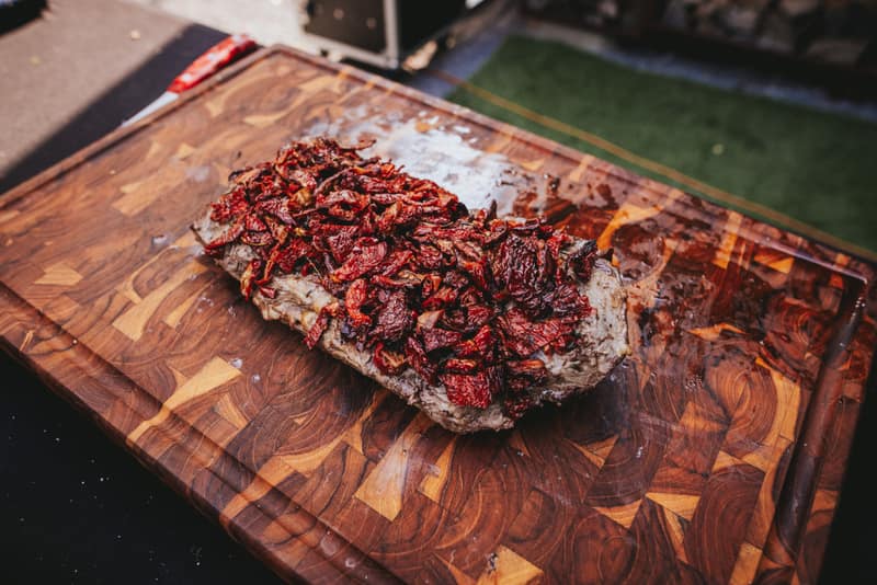 Gegrilltes Fleisch mit Röstzwiebeln auf dem Holzbrett