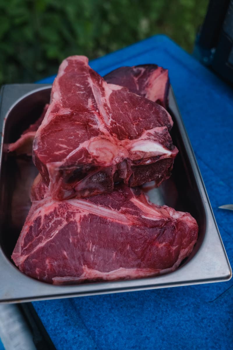Rohe Tomahawk-Steaks in der Edelstahlwanne