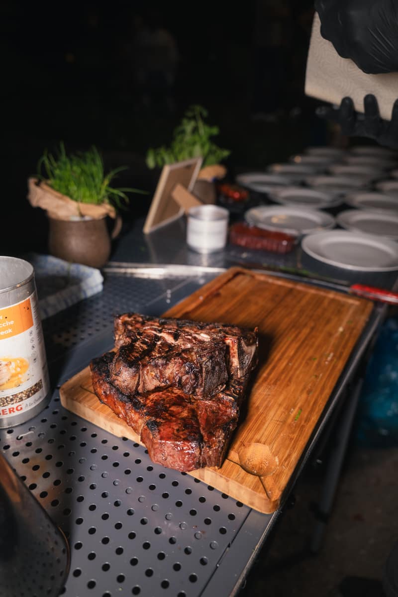Gegrilltes Steak auf dem Brett neben dem Buffet