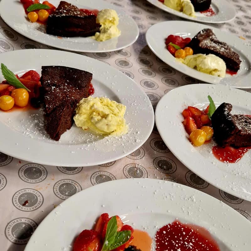 Dessertteller mit Schokoladenkuchen und Beeren