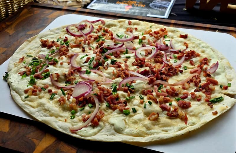 Flammkuchen mit Speck und roten Zwiebeln