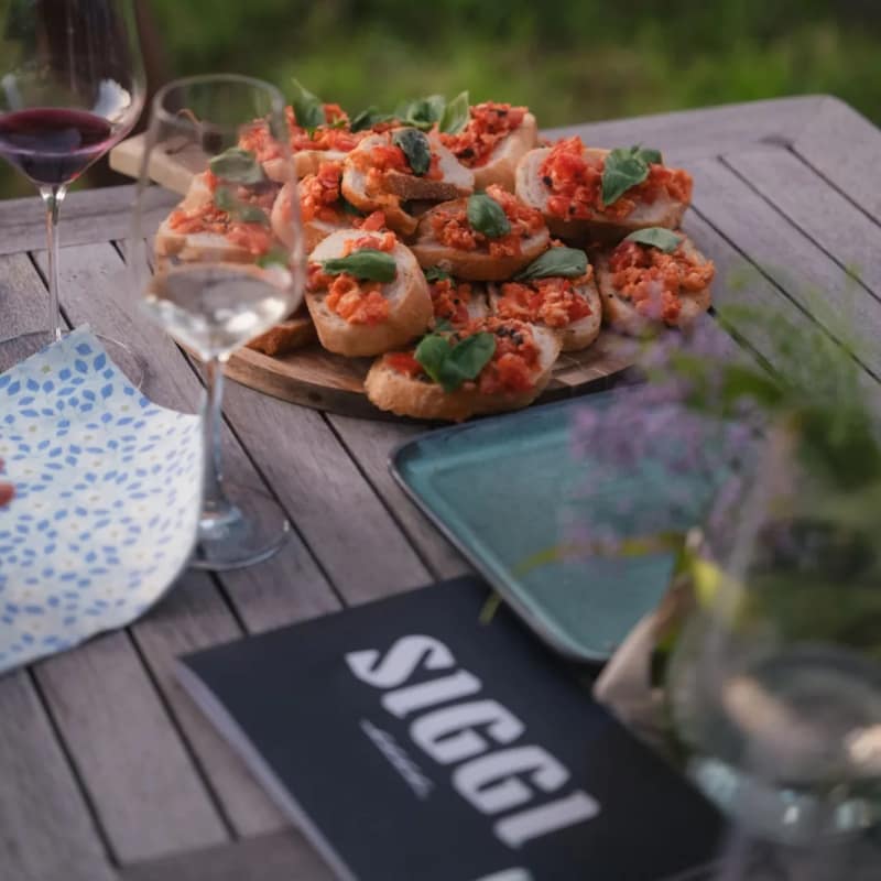 Bruschetta auf dem Tisch beim Abendessen im Garten