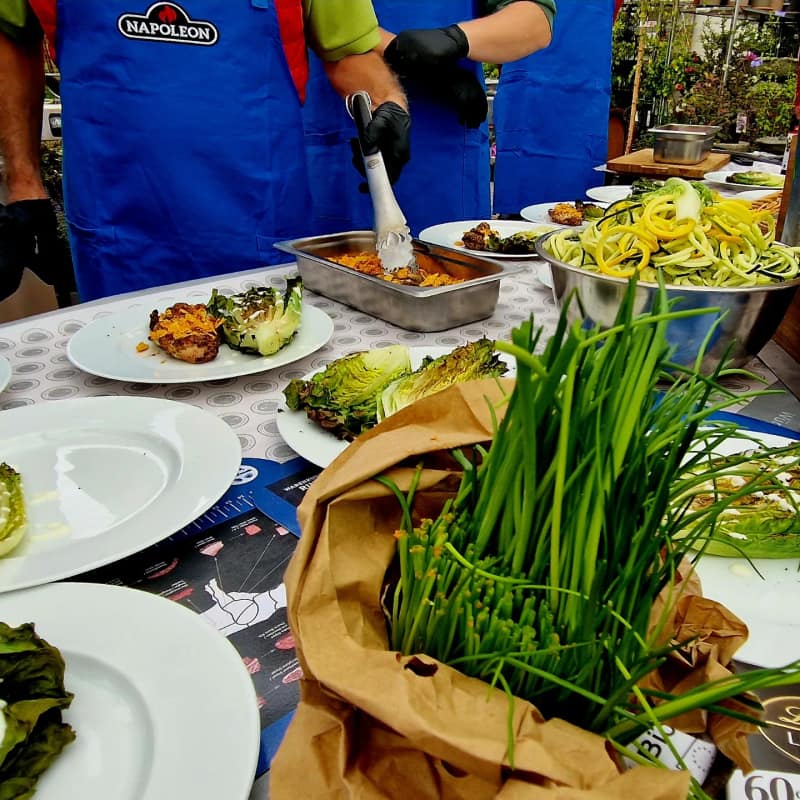 Grillseminar: gedeckter Tisch mit Beilagen und Schnittlauch