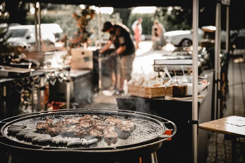 Feuerplatte und Buffet bei einem Event im Freien