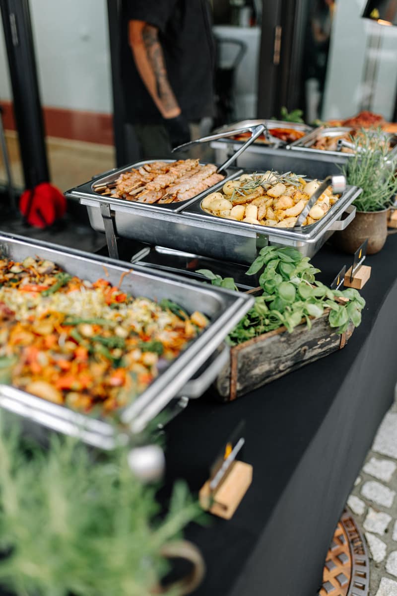 Chafing Dishes mit Beilagen am Buffet