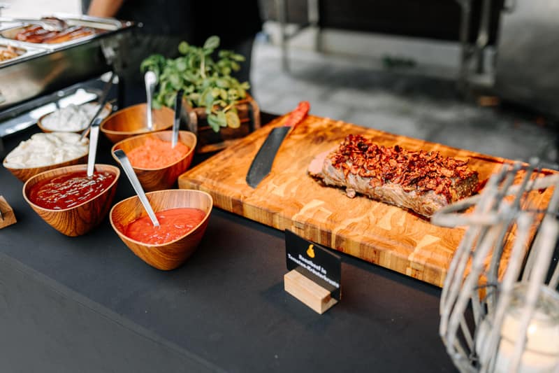 Buffet mit Fleischbrett, Dips und Kräutern