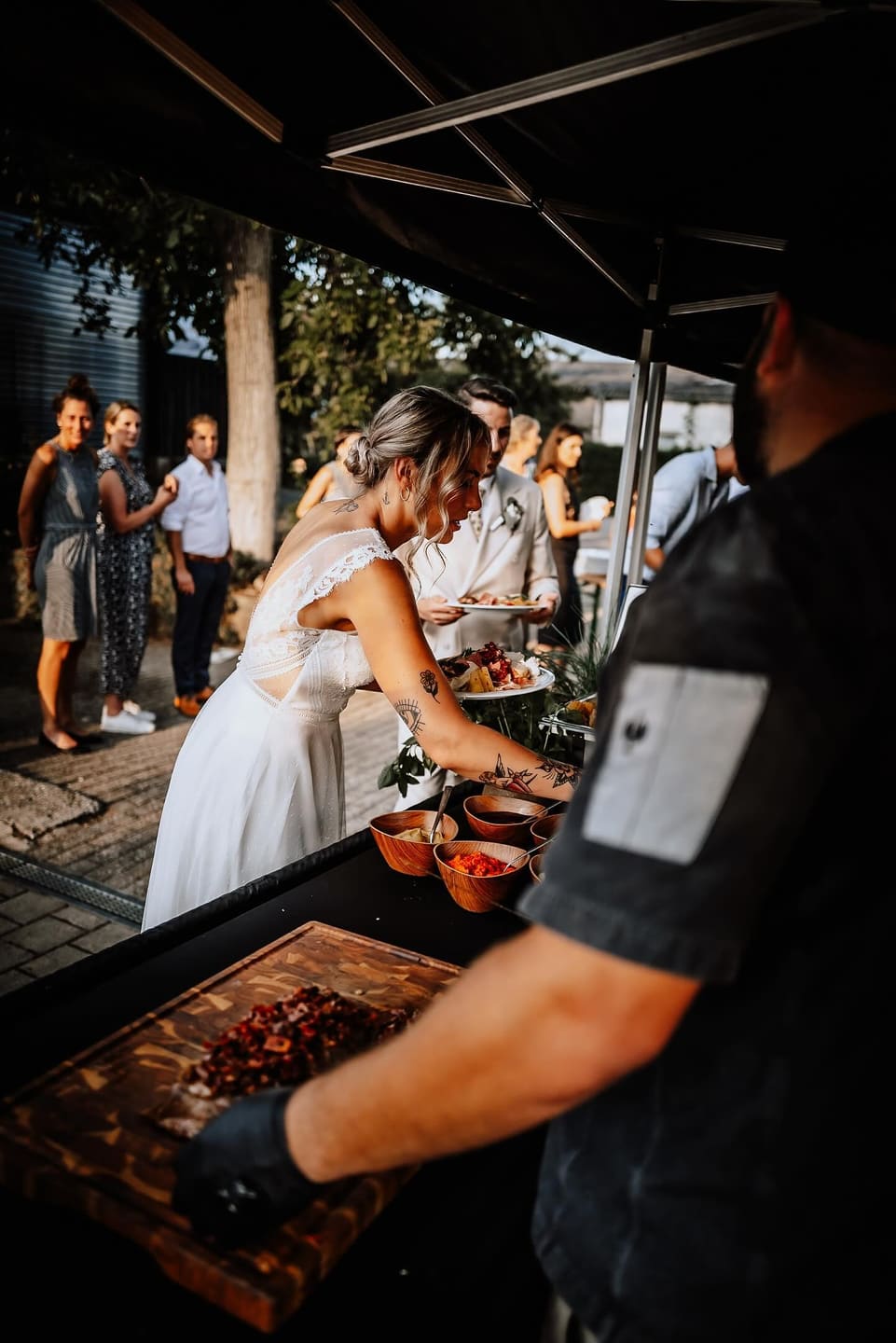 Hochzeitsgäste am Live-Grill-Buffet