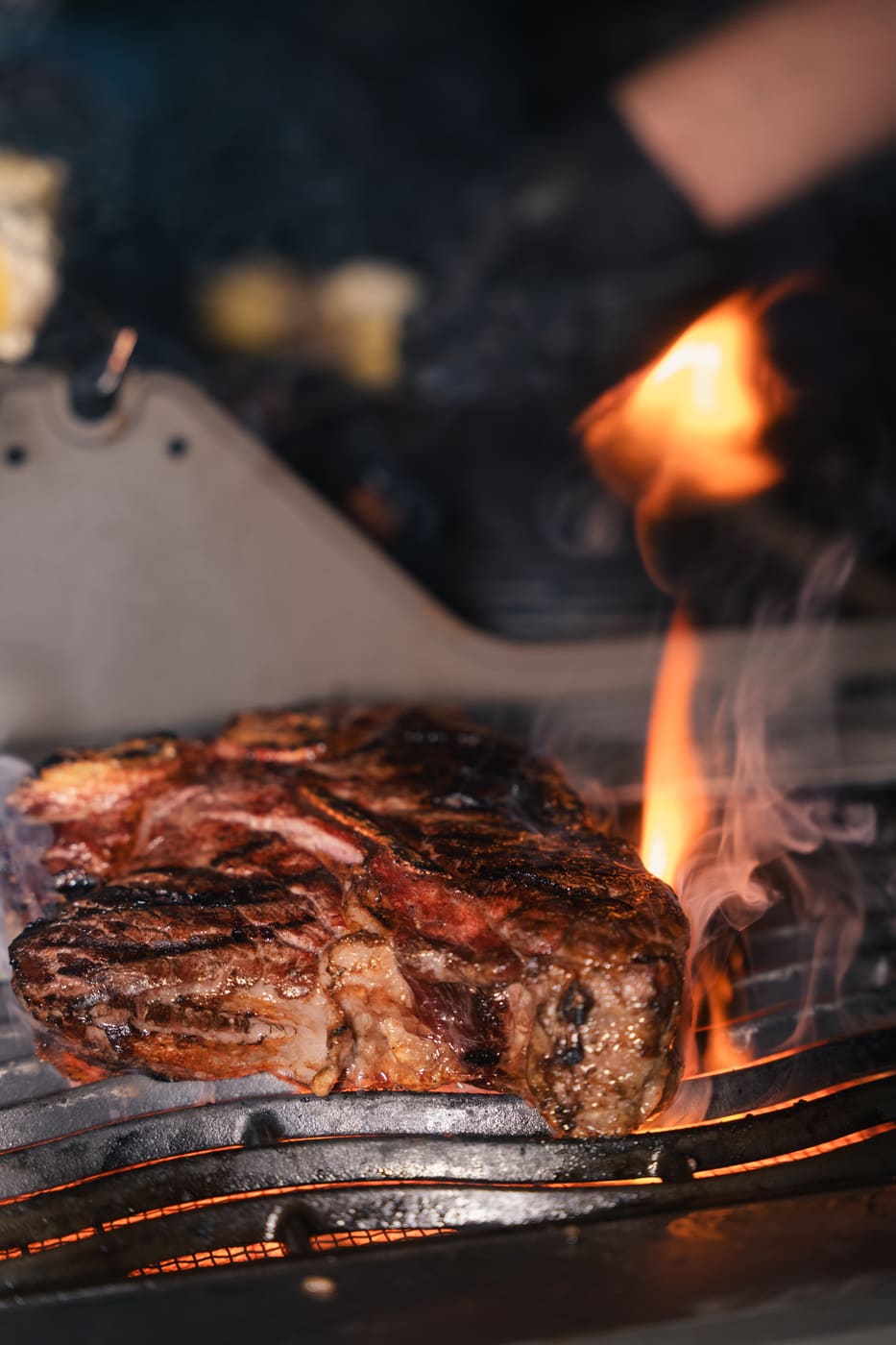 Tomahawk-Steak über offener Flamme