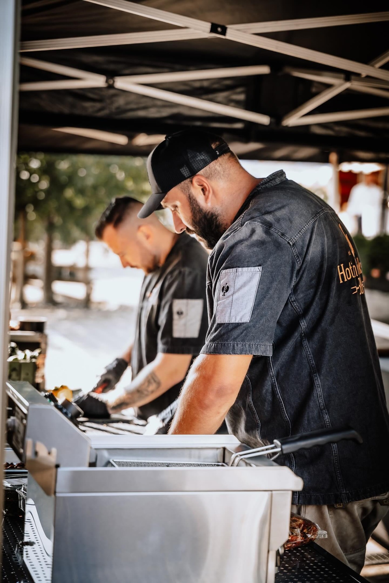 Tobias Rohde und Team von Hot'n Smokey BBQ am Grill