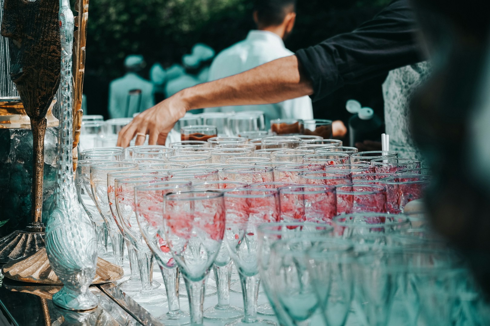 Gedeckter Tisch mit Gläsern für ein Event